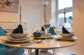 The Sashes - Stylish Apartment - FREE Parking - Ultrafast WIFI - Smart TV - Netflix - sleeps up to 6! Close to Poole Town Center & Sandbanks & Bournemouth